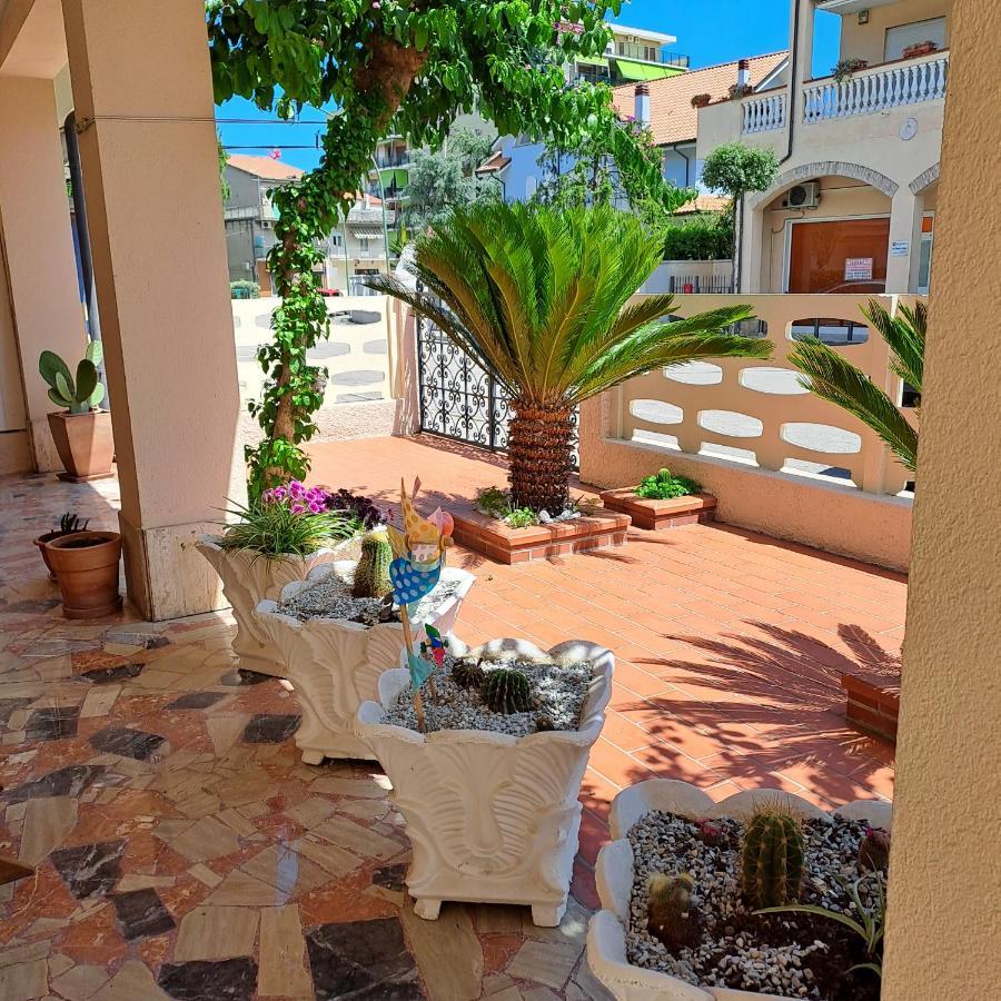 Bouganville Casa Vacanza Ambiente Climatizzato Con Wi Fi Pineto Ngoại thất bức ảnh