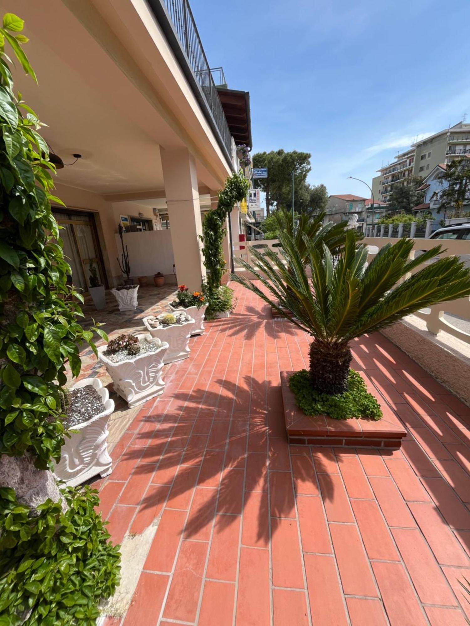 Bouganville Casa Vacanza Ambiente Climatizzato Con Wi Fi Pineto Ngoại thất bức ảnh